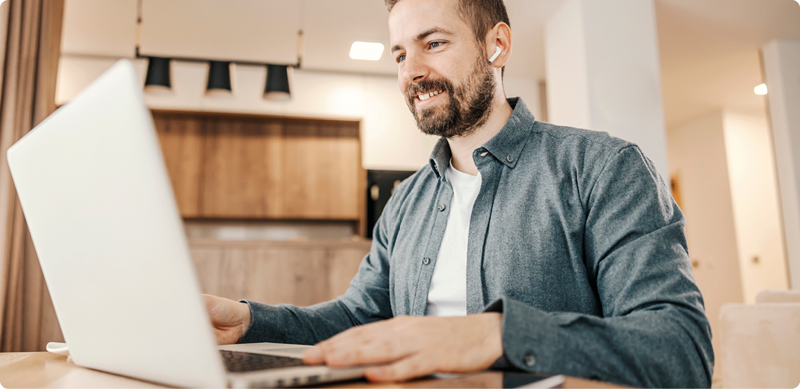 NOV_Onlineshop_Software_Partner Exekutive, Person, Ohrhörer, Laptop, Gesicht